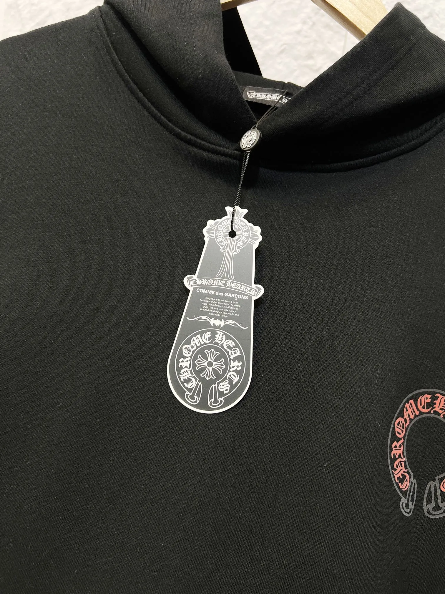 （ In Stock， ） Cemetery Cross（ ） ， ， Classic Horseshoe + Chrome Hearts ， Red Cemetery Cross Horseshoe Embroidered Hoodie（Red ）。 ：Black White Sizes：S-3XL